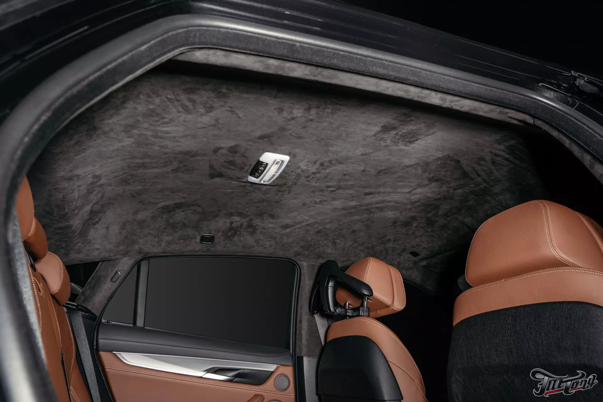 BMW X6. Перетяжка потолка в алькантару. Установка дополнительных сеток в бампер